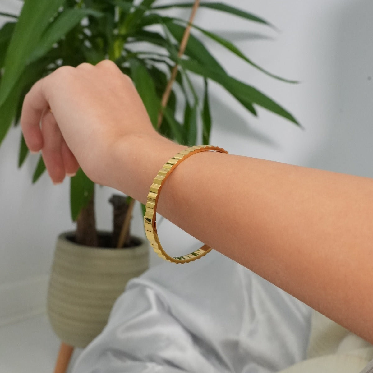 Neve Bangle - Gold